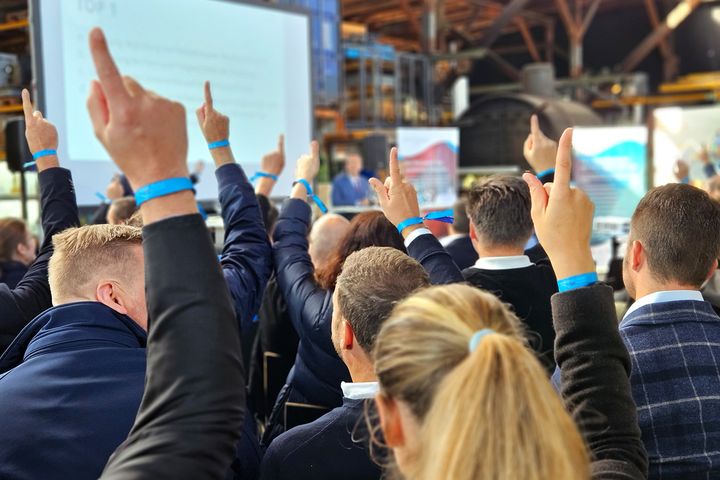 Abstimmung per Handzeichen bei der Mitgliederversammlung des MCN e. V.