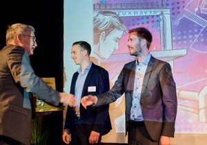 Andreas Richter (BWAI Hamburg) überreichte die Throphäe an die Gewinner.