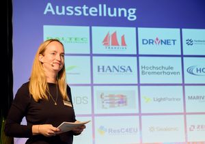 Im Anschluss an die Preisverleihung nutzten viele Gäste die Gelegenheit zum Netzwerken und besuchten die Stände der Aussteller:innen.