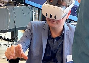 Kapt. Sven Stemmler testet die VR-Anwendung für Remote Pilotage des Fraunhofer CML.