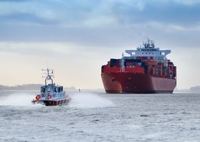 Frachtschiff mit Schlepper