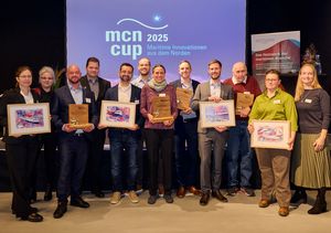 Die Preisträger:innen des MCN Cup 2025 mit MCN-Geschäftsführerin Jessica Wegener.