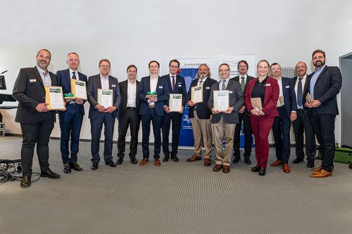 Gewinner und Initiator:innen des Innovationswettbewerbs ZeroEmission@Berth – © Foto: momentkonserve, Bernd Langer