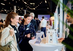 Zur Preisverleihung gehörte auch eine Ausstellung, auf der die eingereichten Lösungen präsentiert wurden. Auch Sponsor:innen und Kooperationsprojekte waren dort.