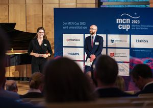 Katrin Caldwell (MCN) und Michael Meyer (HANSA)