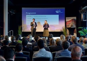 Joshua Wygand (HANSA International Maritime Journal) und Jessica Wegener (Maritimes Cluster Norddeutschland) moderierten die Veranstaltung.