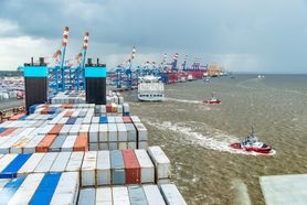 Stromkaje, Containerschiff mit Schlepper – © Marc Petrikowski