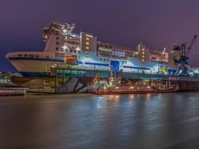 By rebuilding the ‘‘Peter Pan‘‘, the team of German Dry Docks is busy with a complicated ship building project. The former 190 meters long baltic sea ferry is ‘‘stretched‘‘  to nearly 220 meters by adding a 30 meters long centre piece. – © Photo: German Dry Docks AG