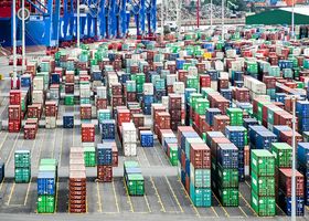 Container im Hafen - © balipadma/iStock