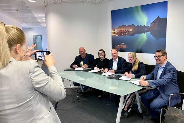 Die Projektpartner:innen beim Unterzeichnen der Vereinbarung