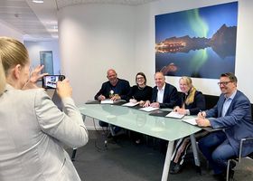 Die Projektpartner:innen beim Unterzeichnen der Vereinbarung
