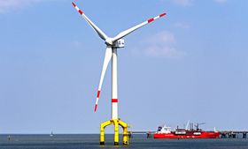 Offshore-Windrad mit LNG-Tanker