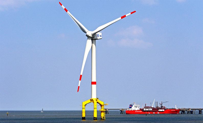 Offshore-Windrad mit LNG-Tanker