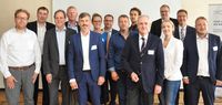 Am Ende einer interessanten und erfolgreichen Veranstaltung: Referenten, Fachgruppenleiter der MCN-Fachgruppe „Maritime Wirtschaft Offshore Wind“ sowie Organisatoren und Vertreter der IHK Oldenburg posieren für das Gruppenfoto.