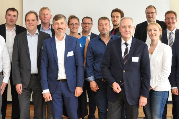 Am Ende einer interessanten und erfolgreichen Veranstaltung: Referenten, Fachgruppenleiter der MCN-Fachgruppe „Maritime Wirtschaft Offshore Wind“ sowie Organisatoren und Vertreter der IHK Oldenburg posieren für das Gruppenfoto.