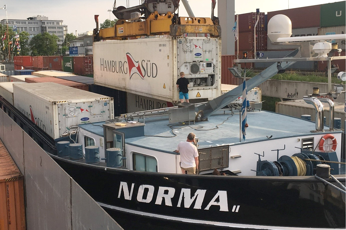 Verbindung eines Kühlcontainers mit Stromversorgung und Transponder