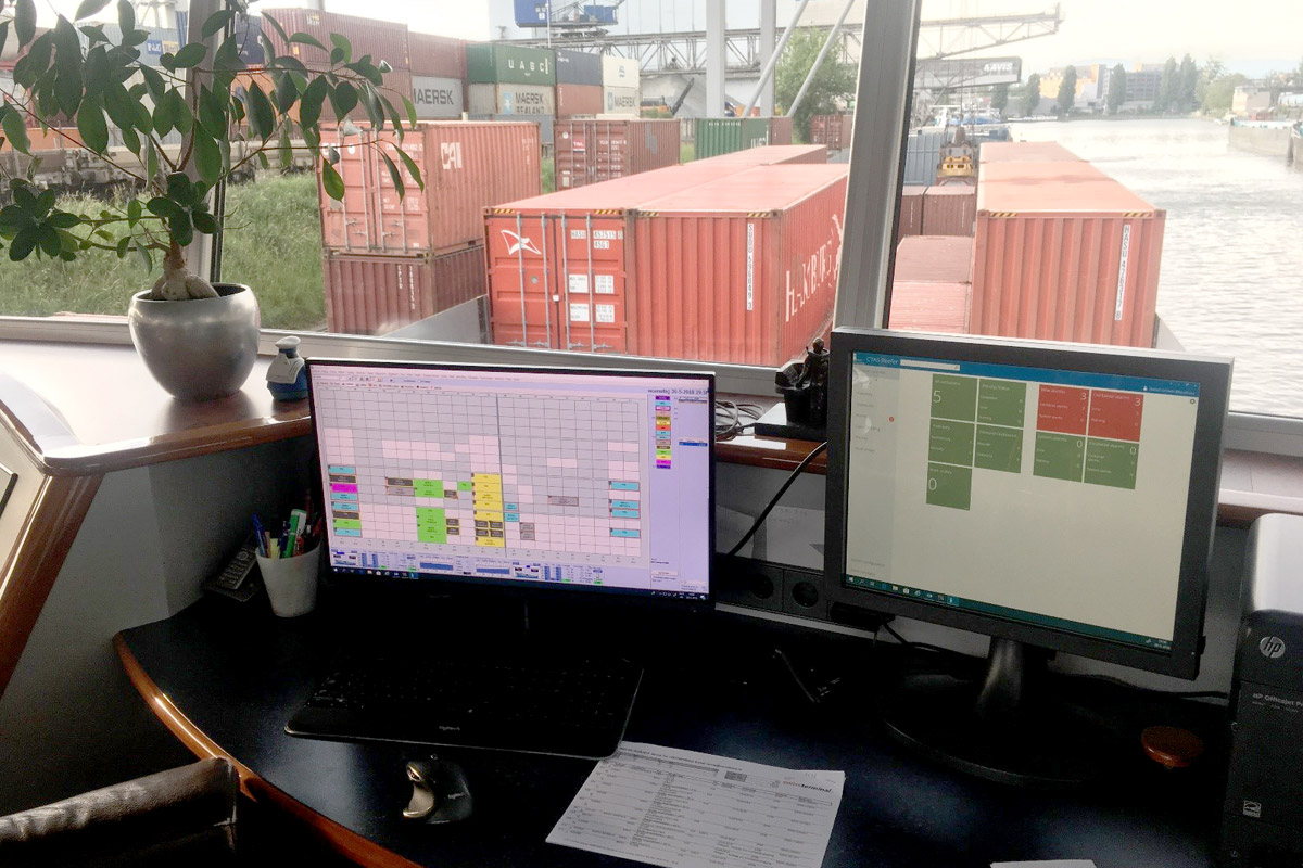 CTAS Reefer Cockpitchart (rechter Bildschirm) im Steuerhaus der Norma