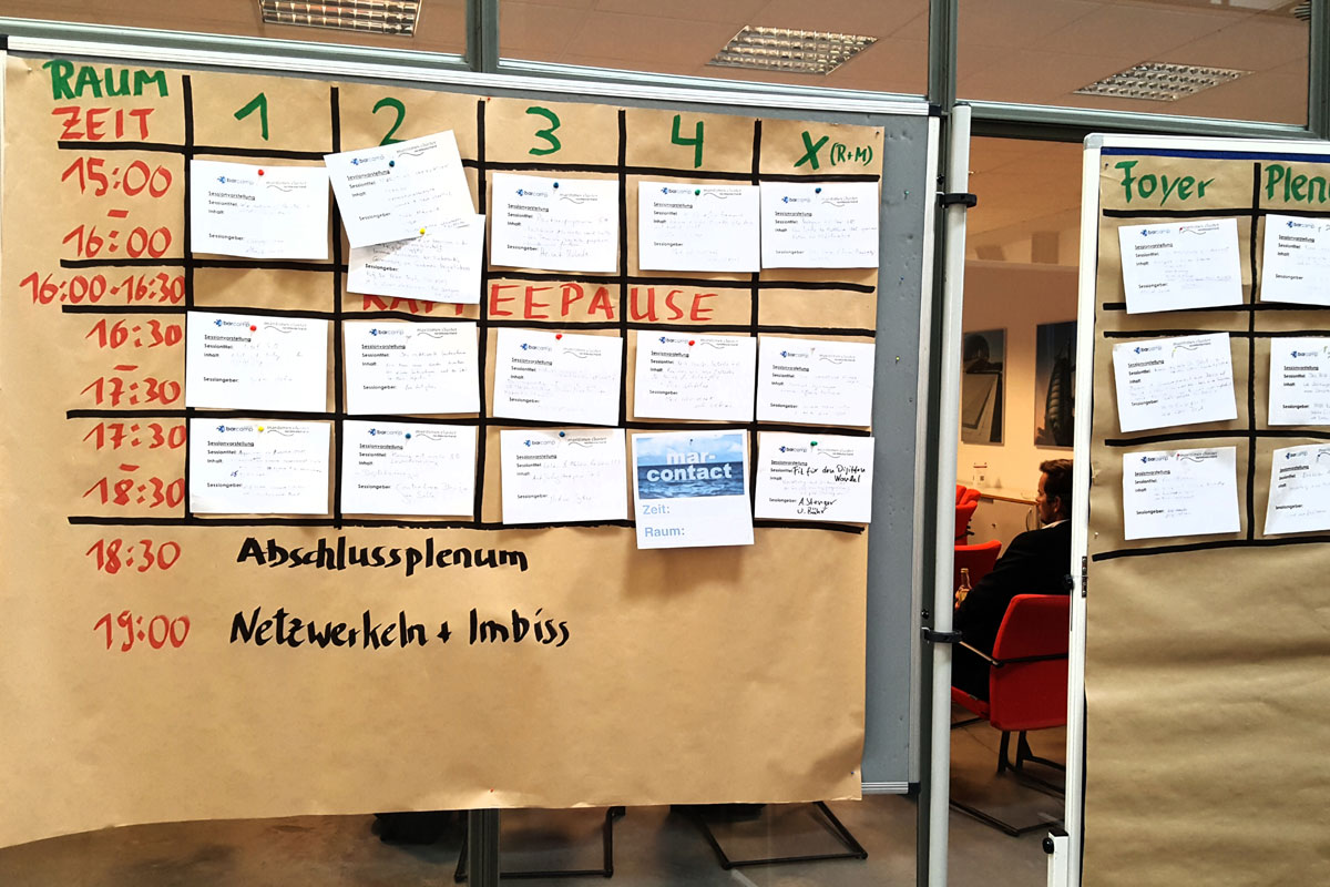 Programmtafel beim BarCamp des MCN